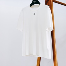 Celine 赛琳 2026FW早秋新品 凯旋门刺绣基础短袖T恤👕重磅高支棉面料,软糯亲肤垂感十足,上身不闷不塌。胸前 Celine 赛琳 2026FW早秋新品 凯旋门刺绣基础短袖T恤👕重磅高支棉面料,软糯亲肤垂感十足,上身不闷不塌。胸前
