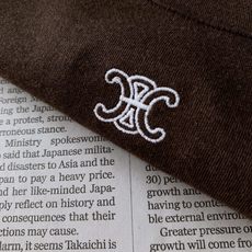 Celine 赛琳 2026FW早秋新品 凯旋门刺绣基础短袖T恤👕重磅高支棉面料,软糯亲肤垂感十足,上身不闷不塌。胸前 Celine 赛琳 2026FW早秋新品 凯旋门刺绣基础短袖T恤👕重磅高支棉面料,软糯亲肤垂感十足,上身不闷不塌。胸前