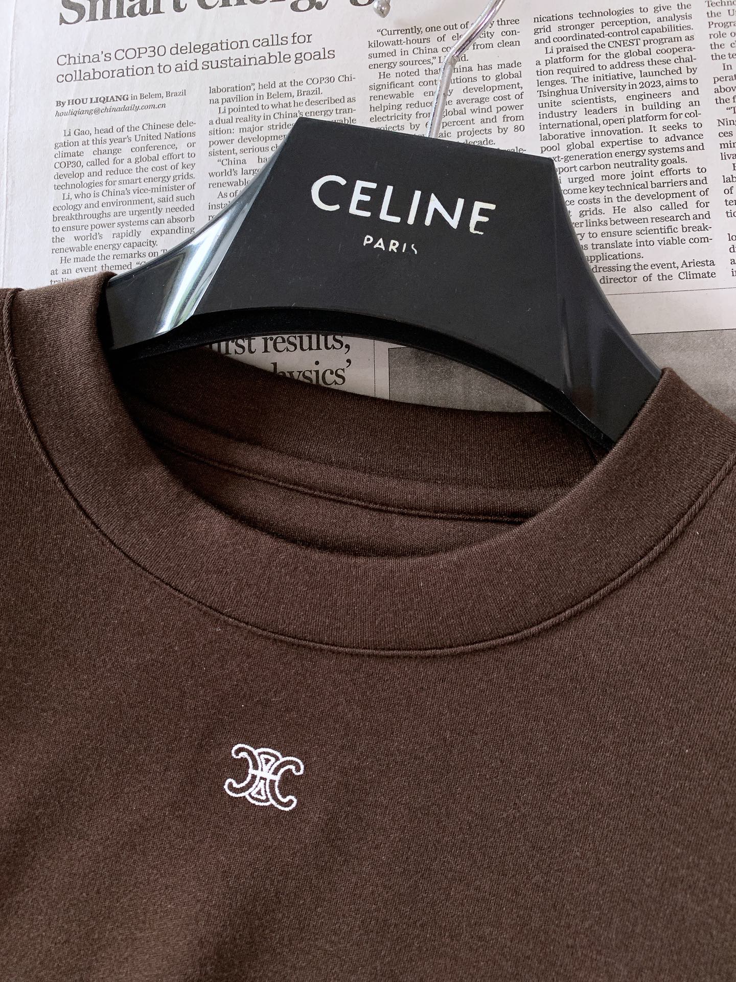 Celine 赛琳 2026FW早秋新品 凯旋门刺绣基础短袖T恤👕重磅高支棉面料,软糯亲肤垂感十足,上身不闷不塌。胸前 Celine 赛琳 2026FW早秋新品 凯旋门刺绣基础短袖T恤👕重磅高支棉面料,软糯亲肤垂感十足,上身不闷不塌。胸前