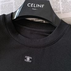Celine 赛琳 2026FW早秋新品 凯旋门刺绣基础短袖T恤👕重磅高支棉面料,软糯亲肤垂感十足,上身不闷不塌。胸前 Celine 赛琳 2026FW早秋新品 凯旋门刺绣基础短袖T恤👕重磅高支棉面料,软糯亲肤垂感十足,上身不闷不塌。胸前