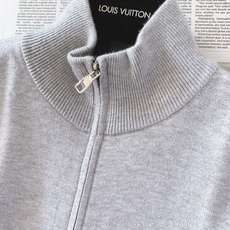 LouisVuitton 路易威登 2026FW早秋新品 条纹渐变撞色立领拉链针织开衫🥼一款低调显贵的轻奢针织外套!甄选 LouisVuitton 路易威登 2026FW早秋新品 条纹渐变撞色立领拉链针织开衫🥼一款低调显贵的轻奢针织外套!甄选