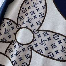 LouisVuitton 路易威登 2026FW早秋新品 大花卉圆领针织衫🥼选用高品质混纺针织面料,手感软糯细腻,垂感在 LouisVuitton 路易威登 2026FW早秋新品 大花卉圆领针织衫🥼选用高品质混纺针织面料,手感软糯细腻,垂感在