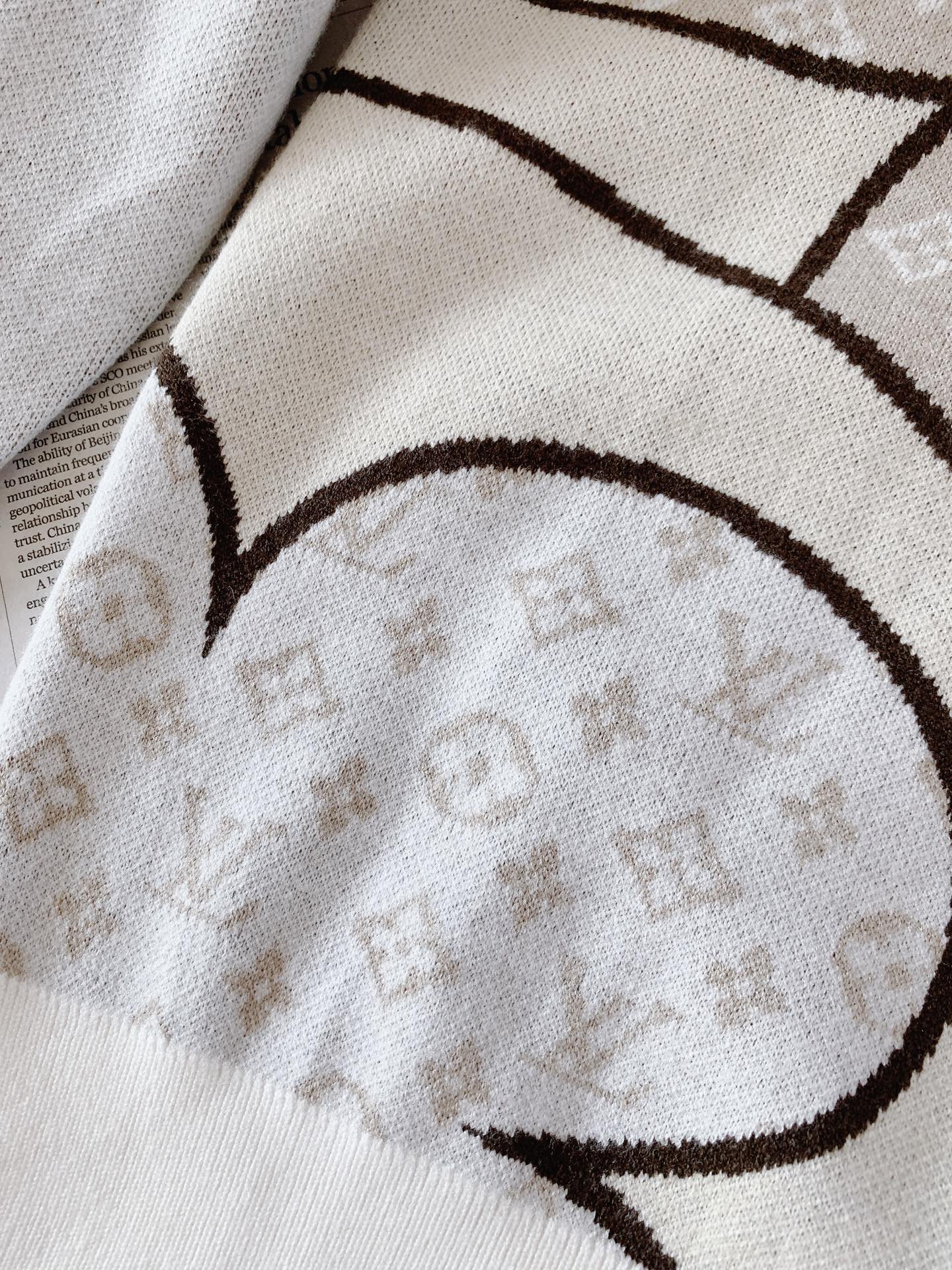 LouisVuitton 路易威登 2026FW早秋新品 大花卉圆领针织衫🥼选用高品质混纺针织面料,手感软糯细腻,垂感在 LouisVuitton 路易威登 2026FW早秋新品 大花卉圆领针织衫🥼选用高品质混纺针织面料,手感软糯细腻,垂感在