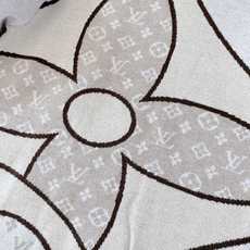 LouisVuitton 路易威登 2026FW早秋新品 大花卉圆领针织衫🥼选用高品质混纺针织面料,手感软糯细腻,垂感在 LouisVuitton 路易威登 2026FW早秋新品 大花卉圆领针织衫🥼选用高品质混纺针织面料,手感软糯细腻,垂感在