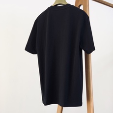 Gucci 古驰 2026FW早秋新品 重磅刺绣T恤👕甄选长绒棉料子,手感细腻扎实,上身挺括有型不贴身。胸前麦穗GG立体 Gucci 古驰 2026FW早秋新品 重磅刺绣T恤👕甄选长绒棉料子,手感细腻扎实,上身挺括有型不贴身。胸前麦穗GG立体
