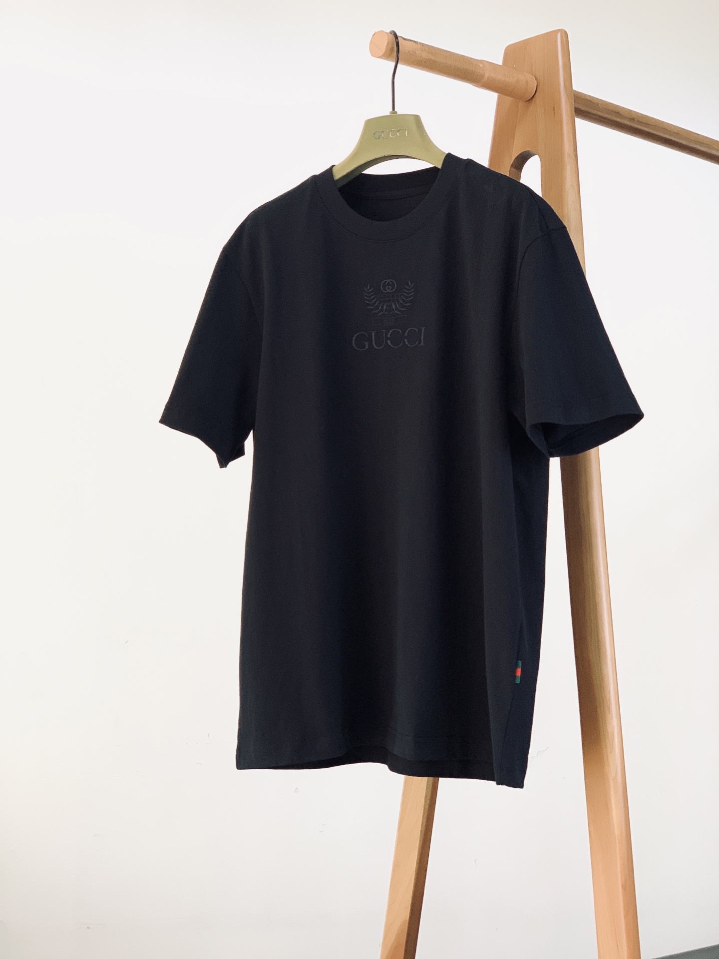 Gucci 古驰 2026FW早秋新品 重磅刺绣T恤👕甄选长绒棉料子,手感细腻扎实,上身挺括有型不贴身。胸前麦穗GG立体 Gucci 古驰 2026FW早秋新品 重磅刺绣T恤👕甄选长绒棉料子,手感细腻扎实,上身挺括有型不贴身。胸前麦穗GG立体