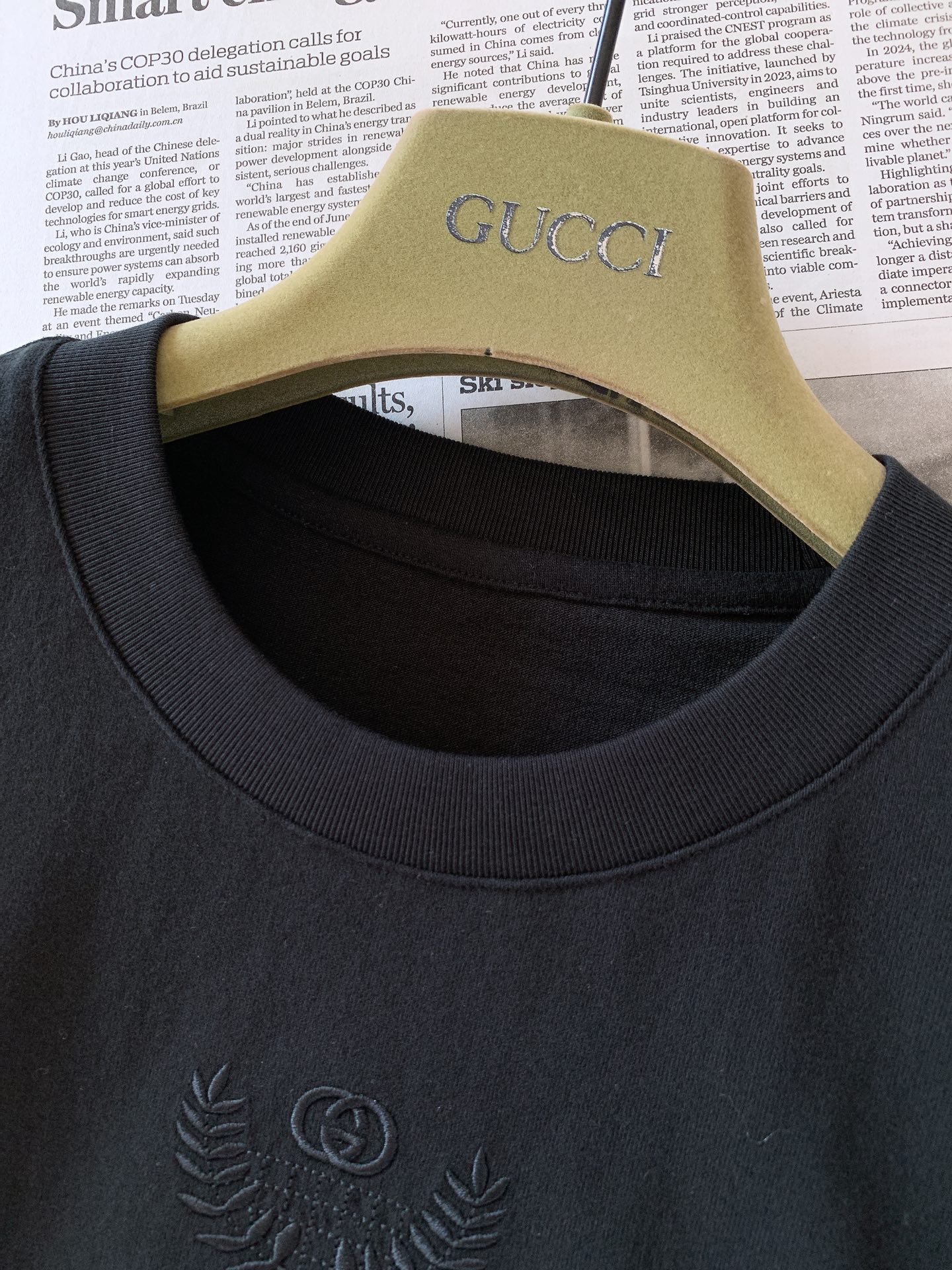Gucci 古驰 2026FW早秋新品 重磅刺绣T恤👕甄选长绒棉料子,手感细腻扎实,上身挺括有型不贴身。胸前麦穗GG立体 Gucci 古驰 2026FW早秋新品 重磅刺绣T恤👕甄选长绒棉料子,手感细腻扎实,上身挺括有型不贴身。胸前麦穗GG立体
