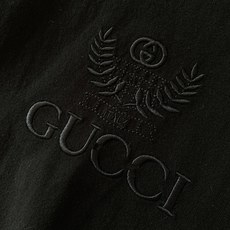Gucci 古驰 2026FW早秋新品 重磅刺绣T恤👕甄选长绒棉料子,手感细腻扎实,上身挺括有型不贴身。胸前麦穗GG立体 Gucci 古驰 2026FW早秋新品 重磅刺绣T恤👕甄选长绒棉料子,手感细腻扎实,上身挺括有型不贴身。胸前麦穗GG立体