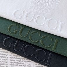 Gucci 古驰 2026FW早秋新品 重磅刺绣T恤👕甄选长绒棉料子,手感细腻扎实,上身挺括有型不贴身。胸前麦穗GG立体 Gucci 古驰 2026FW早秋新品 重磅刺绣T恤👕甄选长绒棉料子,手感细腻扎实,上身挺括有型不贴身。胸前麦穗GG立体