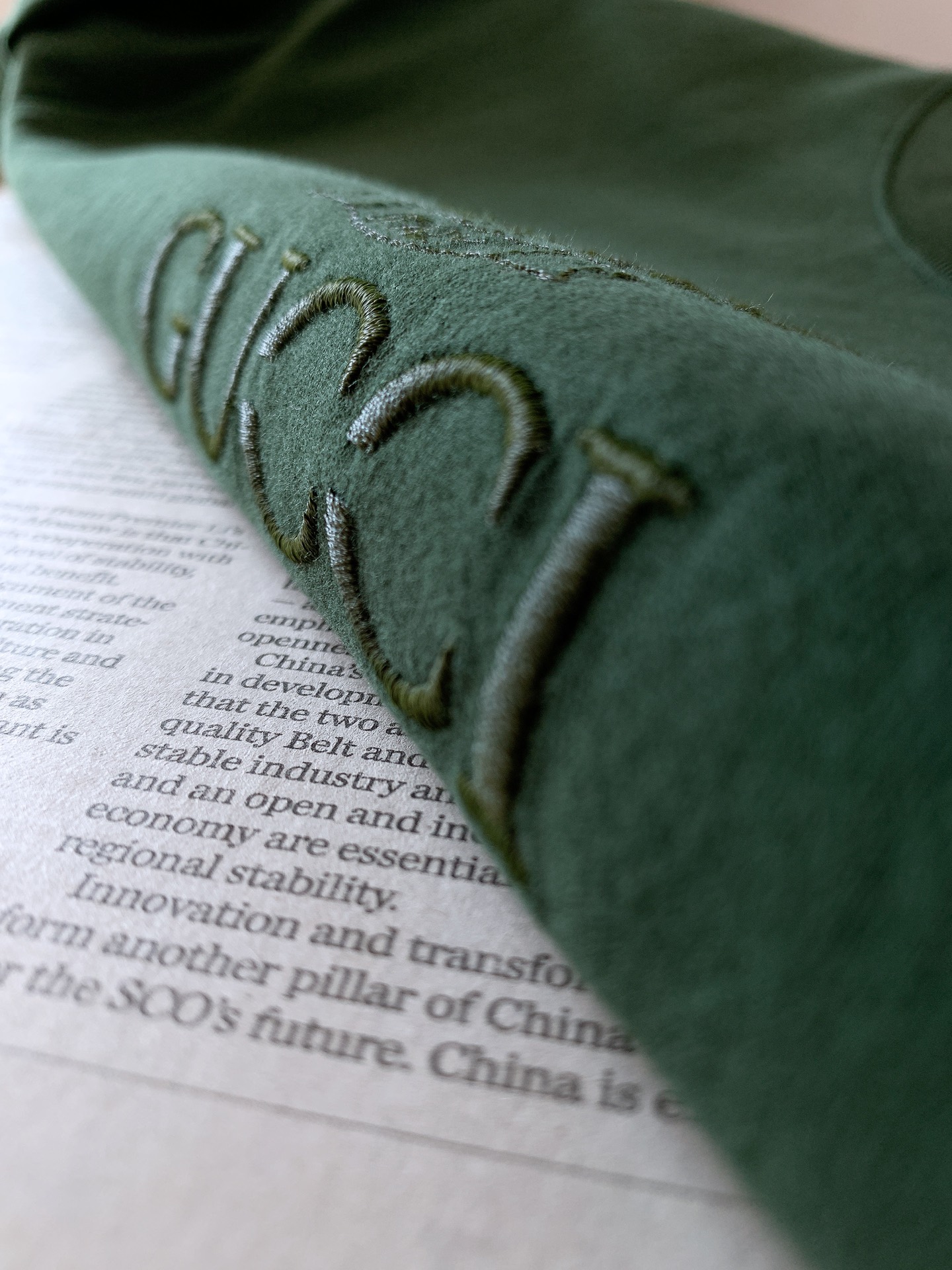 Gucci 古驰 2026FW早秋新品 重磅刺绣T恤👕甄选长绒棉料子,手感细腻扎实,上身挺括有型不贴身。胸前麦穗GG立体 Gucci 古驰 2026FW早秋新品 重磅刺绣T恤👕甄选长绒棉料子,手感细腻扎实,上身挺括有型不贴身。胸前麦穗GG立体