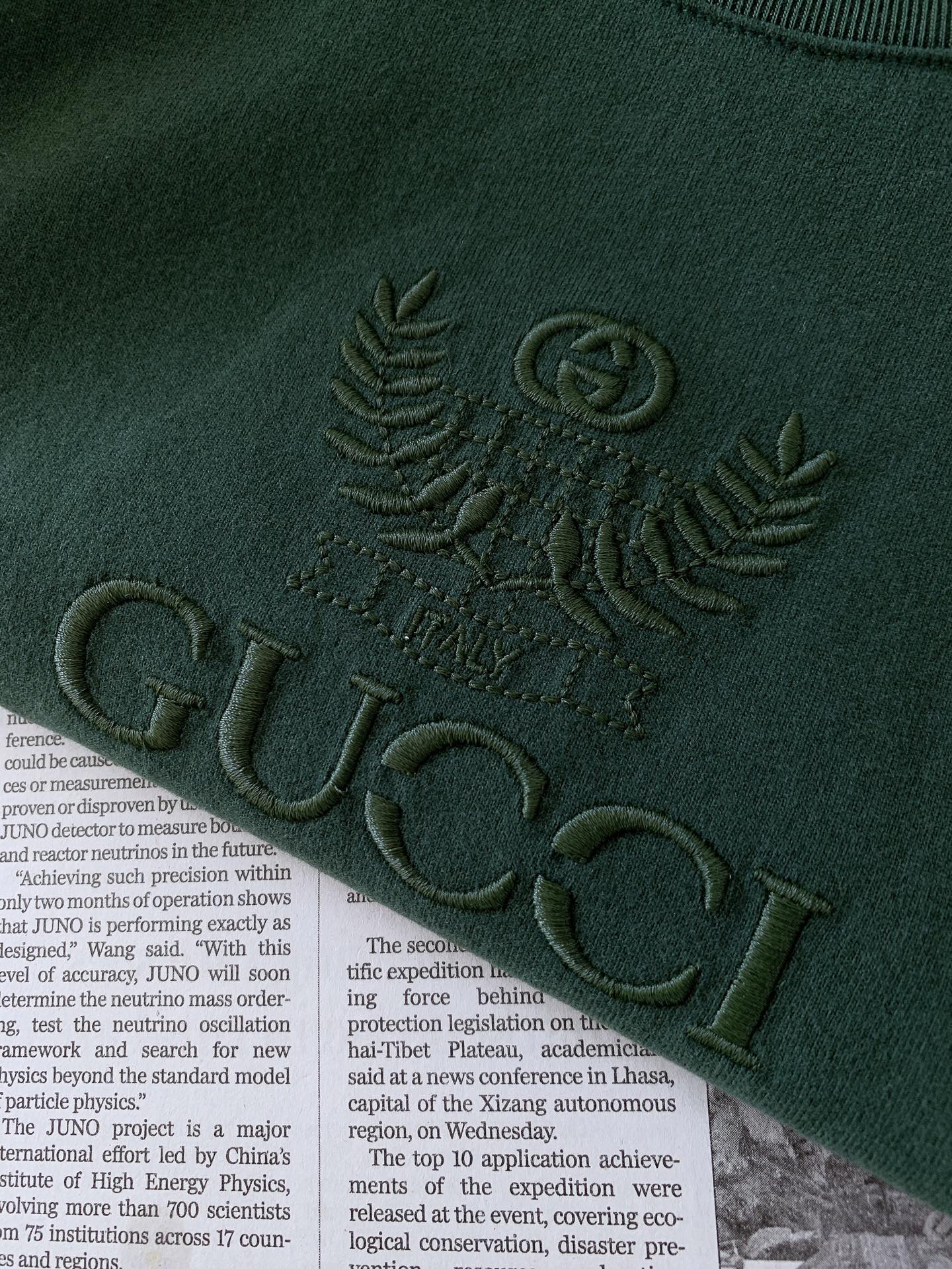 Gucci 古驰 2026FW早秋新品 重磅刺绣T恤👕甄选长绒棉料子,手感细腻扎实,上身挺括有型不贴身。胸前麦穗GG立体 Gucci 古驰 2026FW早秋新品 重磅刺绣T恤👕甄选长绒棉料子,手感细腻扎实,上身挺括有型不贴身。胸前麦穗GG立体