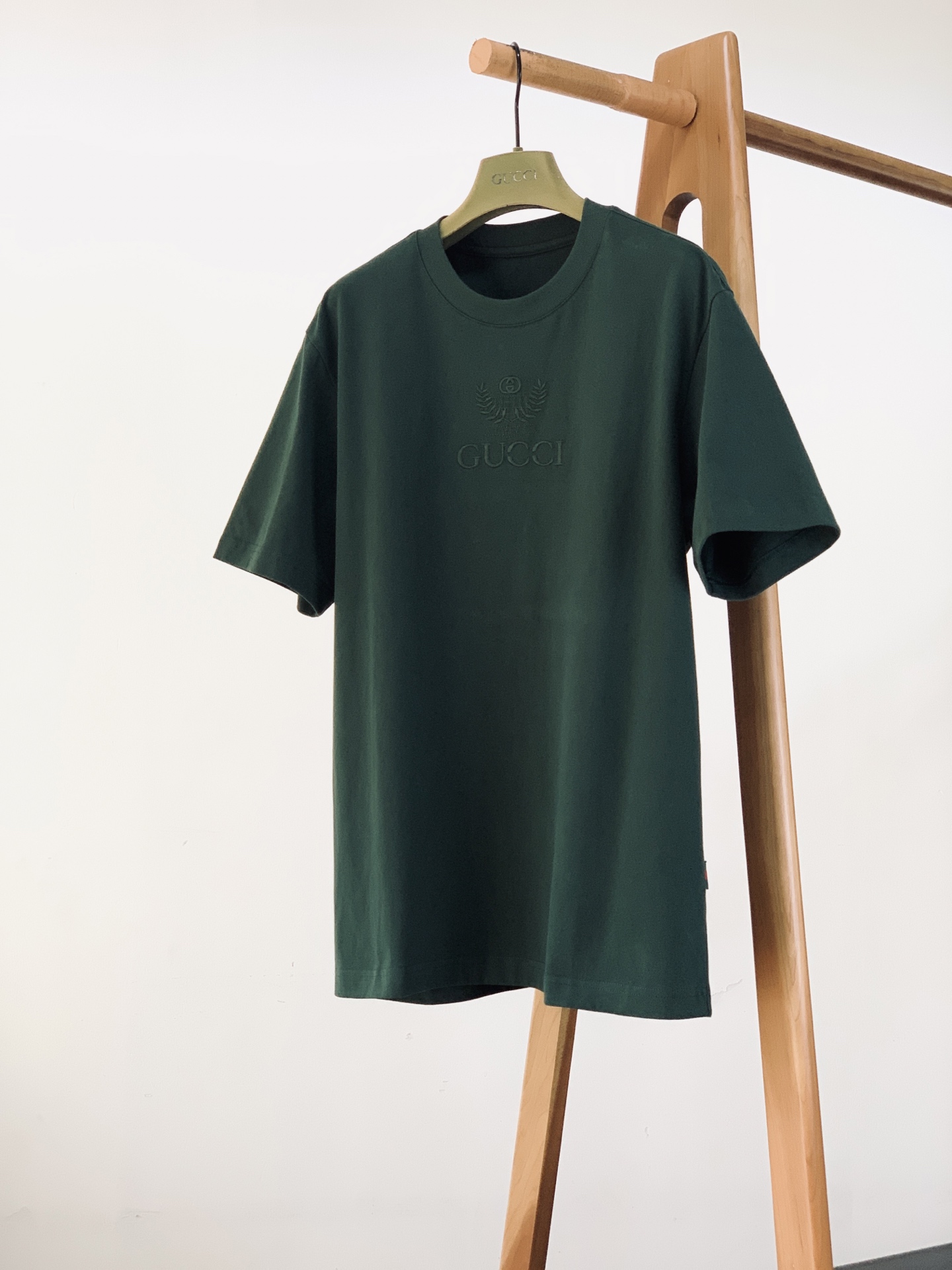 Gucci 古驰 2026FW早秋新品 重磅刺绣T恤👕甄选长绒棉料子,手感细腻扎实,上身挺括有型不贴身。胸前麦穗GG立体 Gucci 古驰 2026FW早秋新品 重磅刺绣T恤👕甄选长绒棉料子,手感细腻扎实,上身挺括有型不贴身。胸前麦穗GG立体