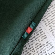 Gucci 古驰 2026FW早秋新品 重磅刺绣T恤👕甄选长绒棉料子,手感细腻扎实,上身挺括有型不贴身。胸前麦穗GG立体 Gucci 古驰 2026FW早秋新品 重磅刺绣T恤👕甄选长绒棉料子,手感细腻扎实,上身挺括有型不贴身。胸前麦穗GG立体