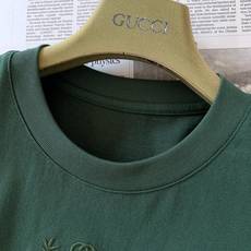 Gucci 古驰 2026FW早秋新品 重磅刺绣T恤👕甄选长绒棉料子,手感细腻扎实,上身挺括有型不贴身。胸前麦穗GG立体 Gucci 古驰 2026FW早秋新品 重磅刺绣T恤👕甄选长绒棉料子,手感细腻扎实,上身挺括有型不贴身。胸前麦穗GG立体