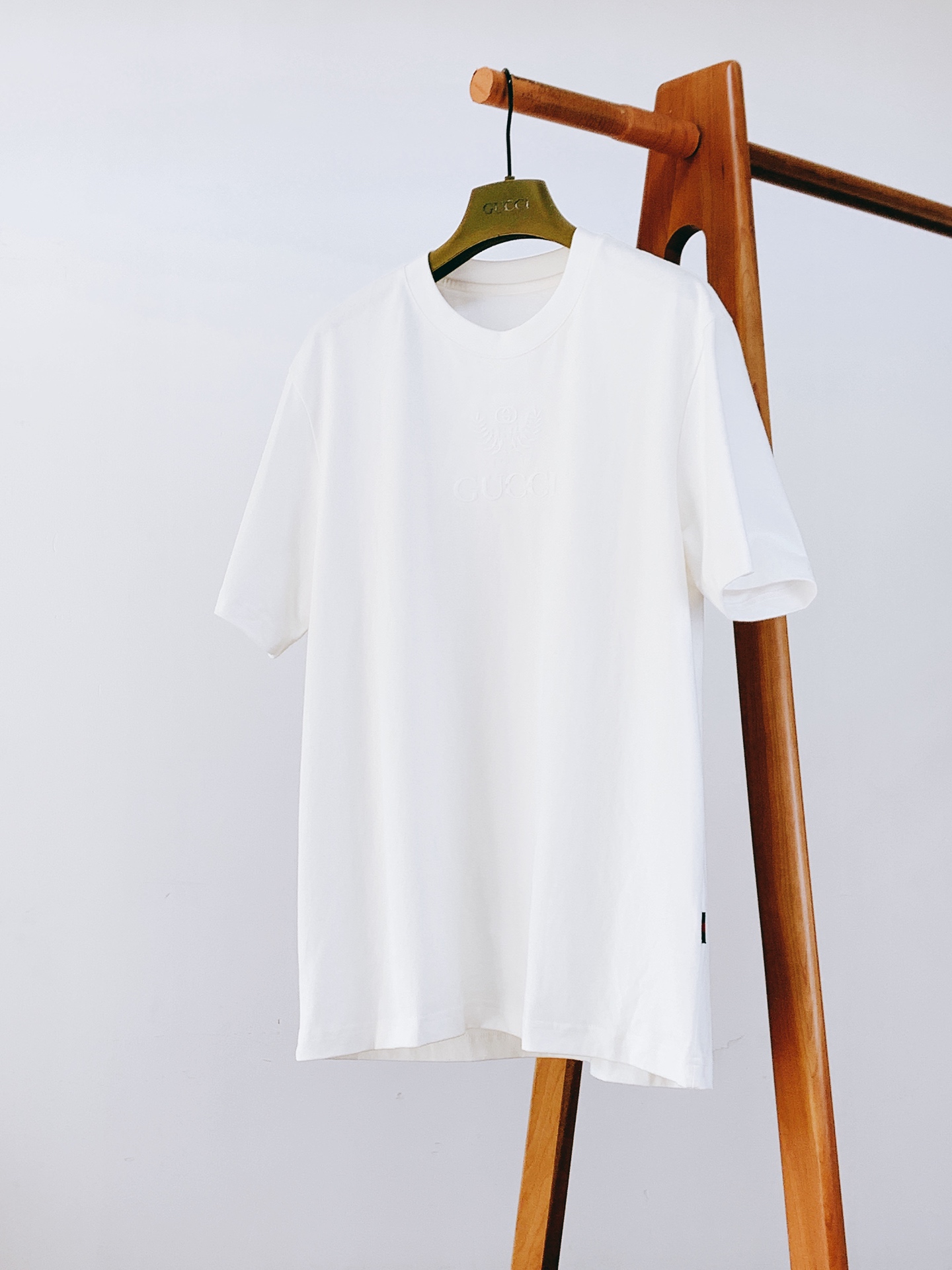 Gucci 古驰 2026FW早秋新品 重磅刺绣T恤👕甄选长绒棉料子,手感细腻扎实,上身挺括有型不贴身。胸前麦穗GG立体 Gucci 古驰 2026FW早秋新品 重磅刺绣T恤👕甄选长绒棉料子,手感细腻扎实,上身挺括有型不贴身。胸前麦穗GG立体