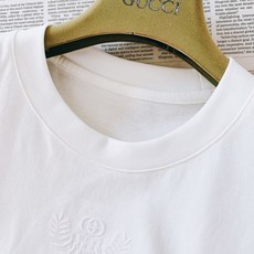 Gucci 古驰 2026FW早秋新品 重磅刺绣T恤👕甄选长绒棉料子,手感细腻扎实,上身挺括有型不贴身。胸前麦穗GG立体 Gucci 古驰 2026FW早秋新品 重磅刺绣T恤👕甄选长绒棉料子,手感细腻扎实,上身挺括有型不贴身。胸前麦穗GG立体