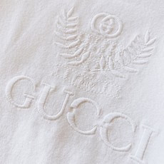 Gucci 古驰 2026FW早秋新品 重磅刺绣T恤👕甄选长绒棉料子,手感细腻扎实,上身挺括有型不贴身。胸前麦穗GG立体 Gucci 古驰 2026FW早秋新品 重磅刺绣T恤👕甄选长绒棉料子,手感细腻扎实,上身挺括有型不贴身。胸前麦穗GG立体