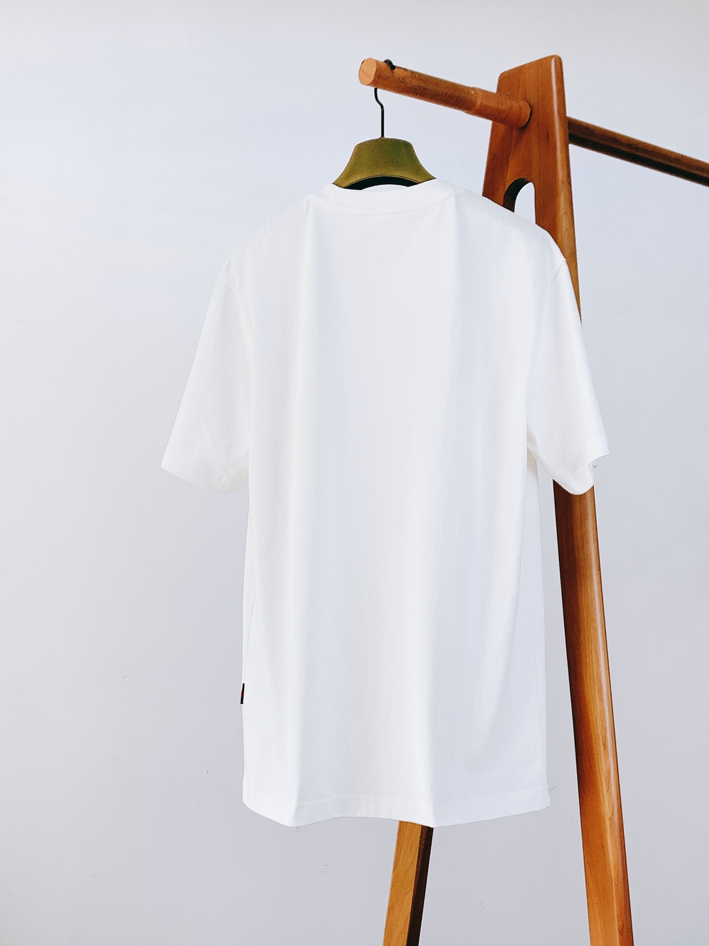 Gucci 古驰 2026FW早秋新品 重磅刺绣T恤👕甄选长绒棉料子,手感细腻扎实,上身挺括有型不贴身。胸前麦穗GG立体 Gucci 古驰 2026FW早秋新品 重磅刺绣T恤👕甄选长绒棉料子,手感细腻扎实,上身挺括有型不贴身。胸前麦穗GG立体