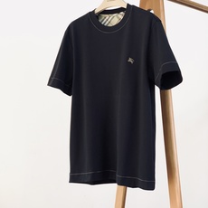 Burberry 巴宝莉 2026FW早秋新品 经典骑士标圆领短袖T恤👕重磅长绒棉面料手感软糯垂顺,上身挺括不塌。左胸复 Burberry 巴宝莉 2026FW早秋新品 经典骑士标圆领短袖T恤👕重磅长绒棉面料手感软糯垂顺,上身挺括不塌。左胸复