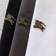 Burberry 巴宝莉 2026FW早秋新品 经典骑士标圆领短袖T恤👕重磅长绒棉面料手感软糯垂顺,上身挺括不塌。左胸复 Burberry 巴宝莉 2026FW早秋新品 经典骑士标圆领短袖T恤👕重磅长绒棉面料手感软糯垂顺,上身挺括不塌。左胸复
