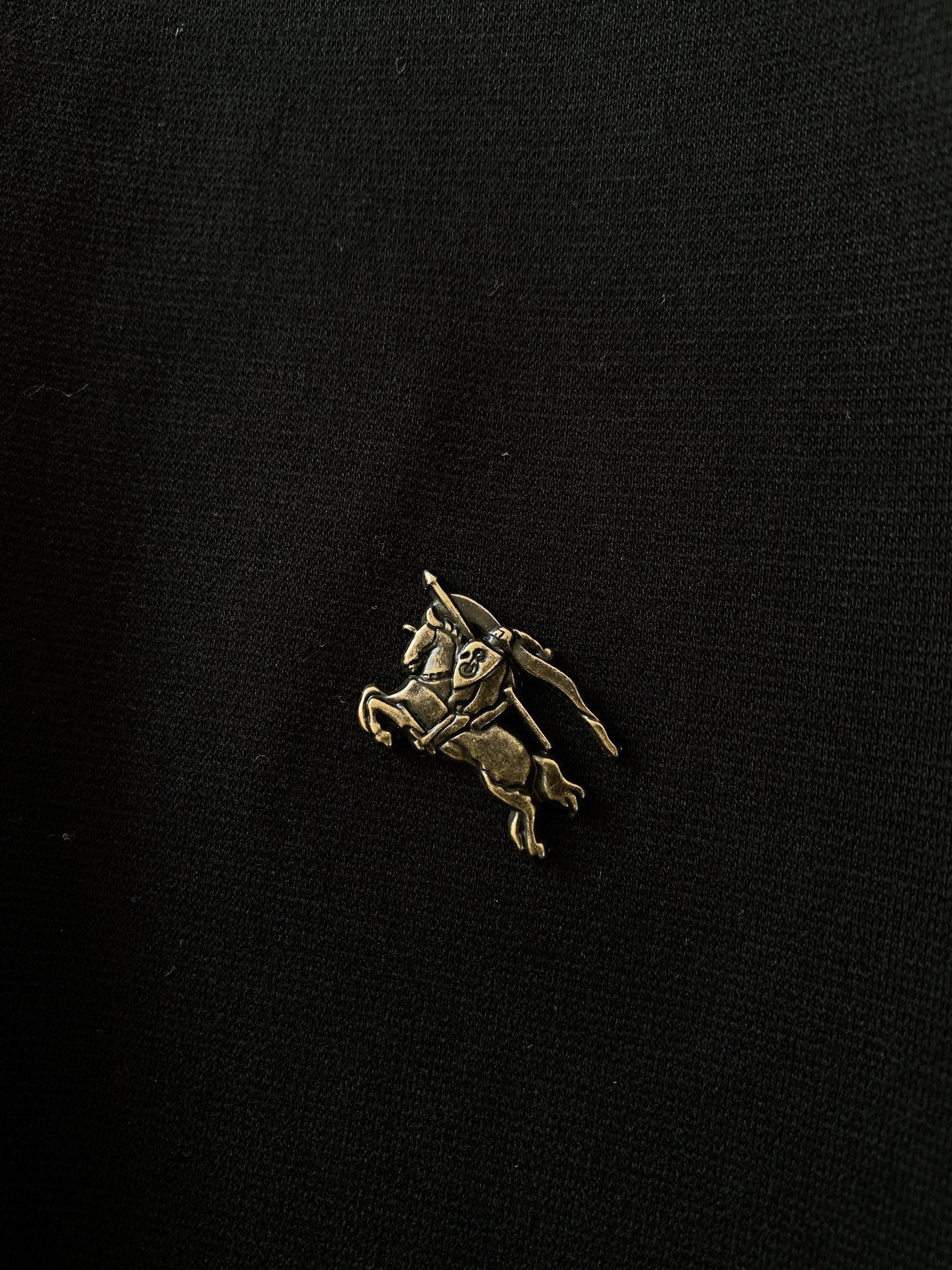 Burberry 巴宝莉 2026FW早秋新品 经典骑士标圆领短袖T恤👕重磅长绒棉面料手感软糯垂顺,上身挺括不塌。左胸复 Burberry 巴宝莉 2026FW早秋新品 经典骑士标圆领短袖T恤👕重磅长绒棉面料手感软糯垂顺,上身挺括不塌。左胸复