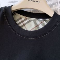 Burberry 巴宝莉 2026FW早秋新品 经典骑士标圆领短袖T恤👕重磅长绒棉面料手感软糯垂顺,上身挺括不塌。左胸复 Burberry 巴宝莉 2026FW早秋新品 经典骑士标圆领短袖T恤👕重磅长绒棉面料手感软糯垂顺,上身挺括不塌。左胸复
