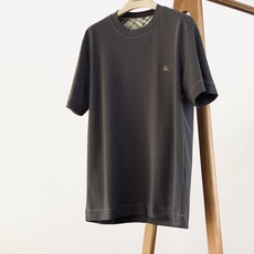 Burberry 巴宝莉 2026FW早秋新品 经典骑士标圆领短袖T恤👕重磅长绒棉面料手感软糯垂顺,上身挺括不塌。左胸复 Burberry 巴宝莉 2026FW早秋新品 经典骑士标圆领短袖T恤👕重磅长绒棉面料手感软糯垂顺,上身挺括不塌。左胸复
