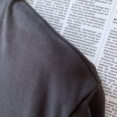 Burberry 巴宝莉 2026FW早秋新品 经典骑士标圆领短袖T恤👕重磅长绒棉面料手感软糯垂顺,上身挺括不塌。左胸复 Burberry 巴宝莉 2026FW早秋新品 经典骑士标圆领短袖T恤👕重磅长绒棉面料手感软糯垂顺,上身挺括不塌。左胸复