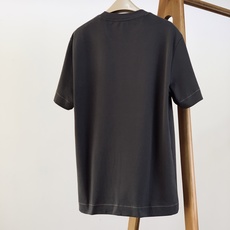 Burberry 巴宝莉 2026FW早秋新品 经典骑士标圆领短袖T恤👕重磅长绒棉面料手感软糯垂顺,上身挺括不塌。左胸复 Burberry 巴宝莉 2026FW早秋新品 经典骑士标圆领短袖T恤👕重磅长绒棉面料手感软糯垂顺,上身挺括不塌。左胸复