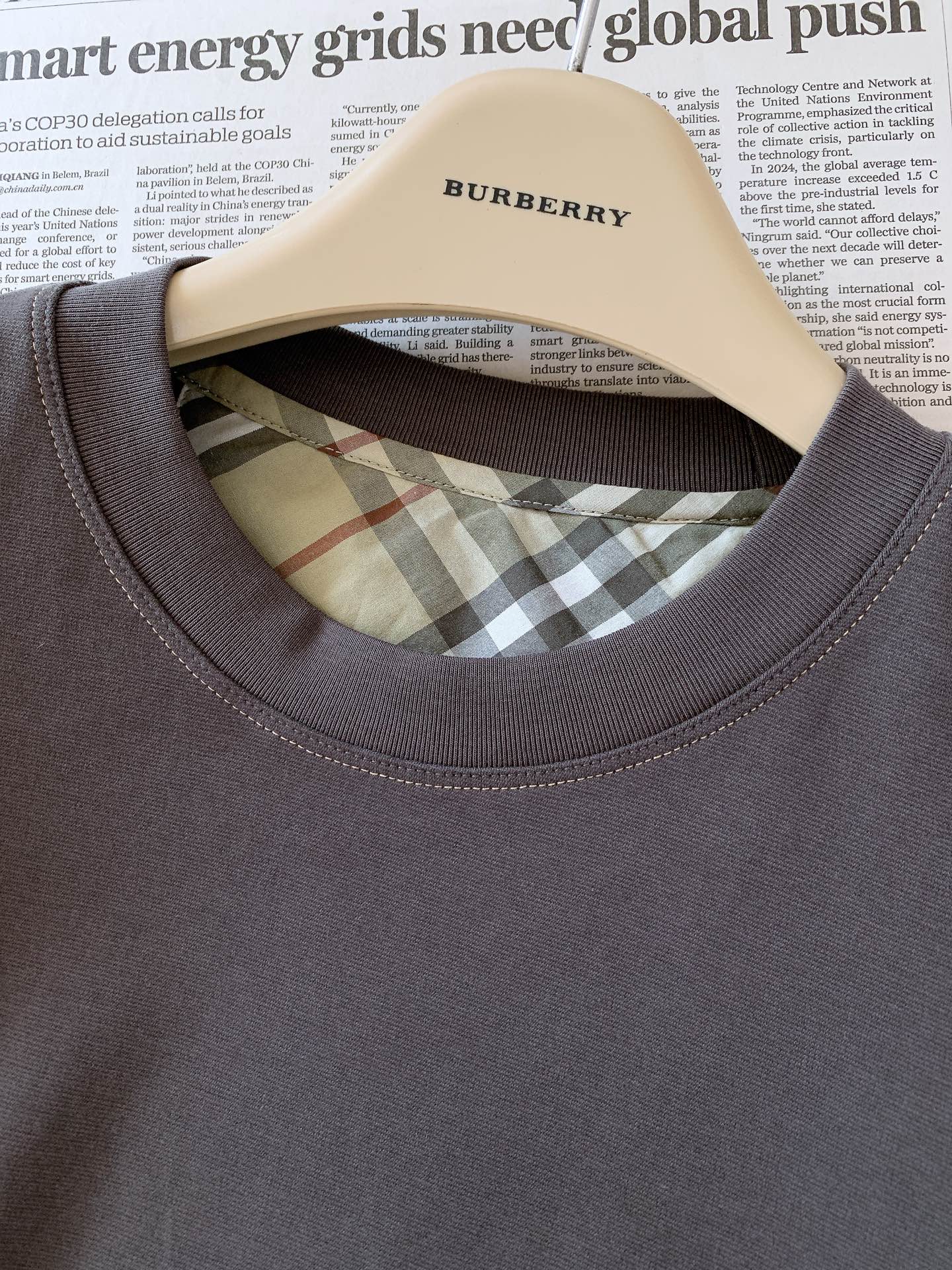 Burberry 巴宝莉 2026FW早秋新品 经典骑士标圆领短袖T恤👕重磅长绒棉面料手感软糯垂顺,上身挺括不塌。左胸复 Burberry 巴宝莉 2026FW早秋新品 经典骑士标圆领短袖T恤👕重磅长绒棉面料手感软糯垂顺,上身挺括不塌。左胸复