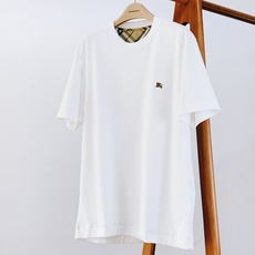 Burberry 巴宝莉 2026FW早秋新品 经典骑士标圆领短袖T恤👕重磅长绒棉面料手感软糯垂顺,上身挺括不塌。左胸复 Burberry 巴宝莉 2026FW早秋新品 经典骑士标圆领短袖T恤👕重磅长绒棉面料手感软糯垂顺,上身挺括不塌。左胸复