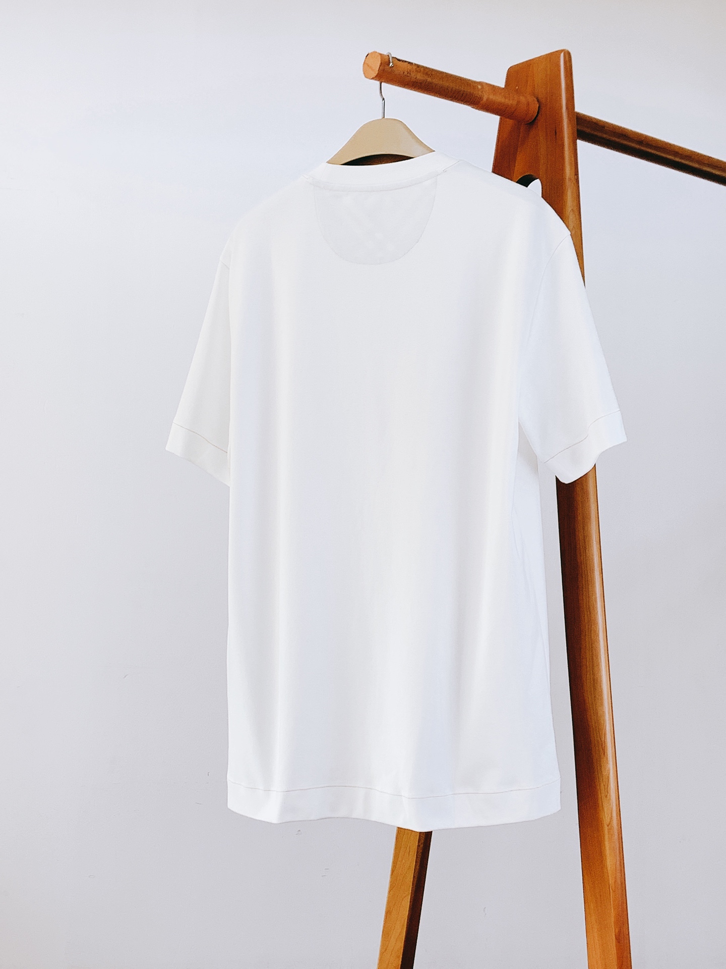 Burberry 巴宝莉 2026FW早秋新品 经典骑士标圆领短袖T恤👕重磅长绒棉面料手感软糯垂顺,上身挺括不塌。左胸复 Burberry 巴宝莉 2026FW早秋新品 经典骑士标圆领短袖T恤👕重磅长绒棉面料手感软糯垂顺,上身挺括不塌。左胸复