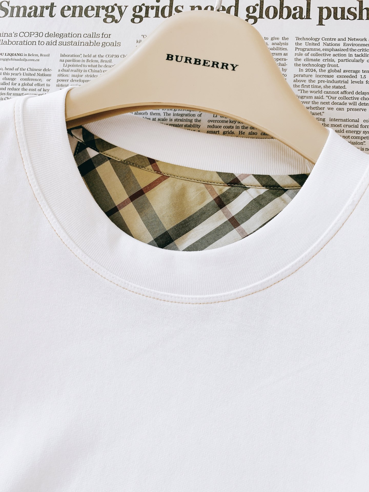 Burberry 巴宝莉 2026FW早秋新品 经典骑士标圆领短袖T恤👕重磅长绒棉面料手感软糯垂顺,上身挺括不塌。左胸复 Burberry 巴宝莉 2026FW早秋新品 经典骑士标圆领短袖T恤👕重磅长绒棉面料手感软糯垂顺,上身挺括不塌。左胸复