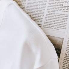 Burberry 巴宝莉 2026FW早秋新品 经典骑士标圆领短袖T恤👕重磅长绒棉面料手感软糯垂顺,上身挺括不塌。左胸复 Burberry 巴宝莉 2026FW早秋新品 经典骑士标圆领短袖T恤👕重磅长绒棉面料手感软糯垂顺,上身挺括不塌。左胸复