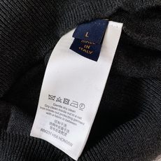LouisVuitton 路易威登 圆领羊毛针织衫🥼 高级深灰调质感拉满!精选细腻羊毛针织料,软糯亲肤,保暖不厚重。整体 LouisVuitton 路易威登 圆领羊毛针织衫🥼 高级深灰调质感拉满!精选细腻羊毛针织料,软糯亲肤,保暖不厚重。整体