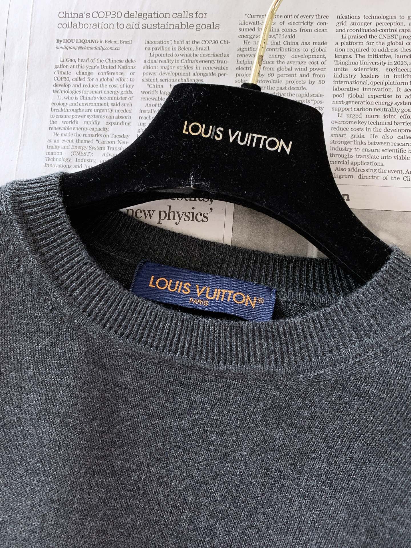 LouisVuitton 路易威登 圆领羊毛针织衫🥼 高级深灰调质感拉满!精选细腻羊毛针织料,软糯亲肤,保暖不厚重。整体 LouisVuitton 路易威登 圆领羊毛针织衫🥼 高级深灰调质感拉满!精选细腻羊毛针织料,软糯亲肤,保暖不厚重。整体
