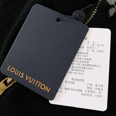 LouisVuitton 路易威登 拉链针织开衫🥼 甄选细腻羊毛针织面料,触感软糯顺滑,针织密度扎实,自带柔和肌理感,保 LouisVuitton 路易威登 拉链针织开衫🥼 甄选细腻羊毛针织面料,触感软糯顺滑,针织密度扎实,自带柔和肌理感,保