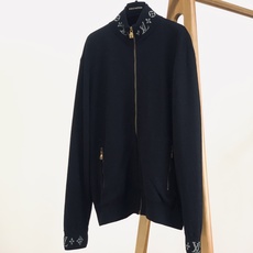 LouisVuitton 路易威登 拉链针织开衫🥼 甄选细腻羊毛针织面料,触感软糯顺滑,针织密度扎实,自带柔和肌理感,保 LouisVuitton 路易威登 拉链针织开衫🥼 甄选细腻羊毛针织面料,触感软糯顺滑,针织密度扎实,自带柔和肌理感,保