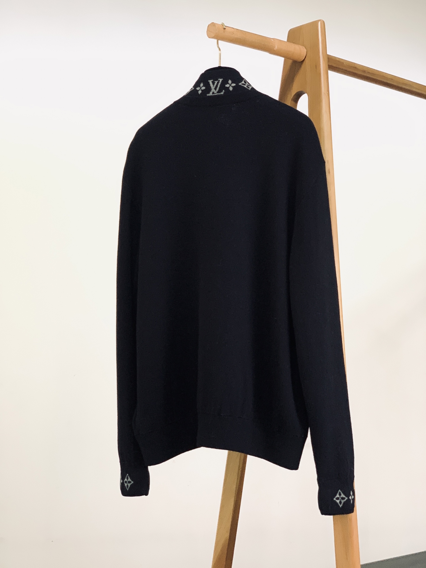 LouisVuitton 路易威登 拉链针织开衫🥼 甄选细腻羊毛针织面料,触感软糯顺滑,针织密度扎实,自带柔和肌理感,保 LouisVuitton 路易威登 拉链针织开衫🥼 甄选细腻羊毛针织面料,触感软糯顺滑,针织密度扎实,自带柔和肌理感,保