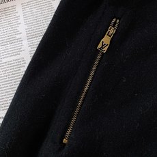 LouisVuitton 路易威登 拉链针织开衫🥼 甄选细腻羊毛针织面料,触感软糯顺滑,针织密度扎实,自带柔和肌理感,保 LouisVuitton 路易威登 拉链针织开衫🥼 甄选细腻羊毛针织面料,触感软糯顺滑,针织密度扎实,自带柔和肌理感,保