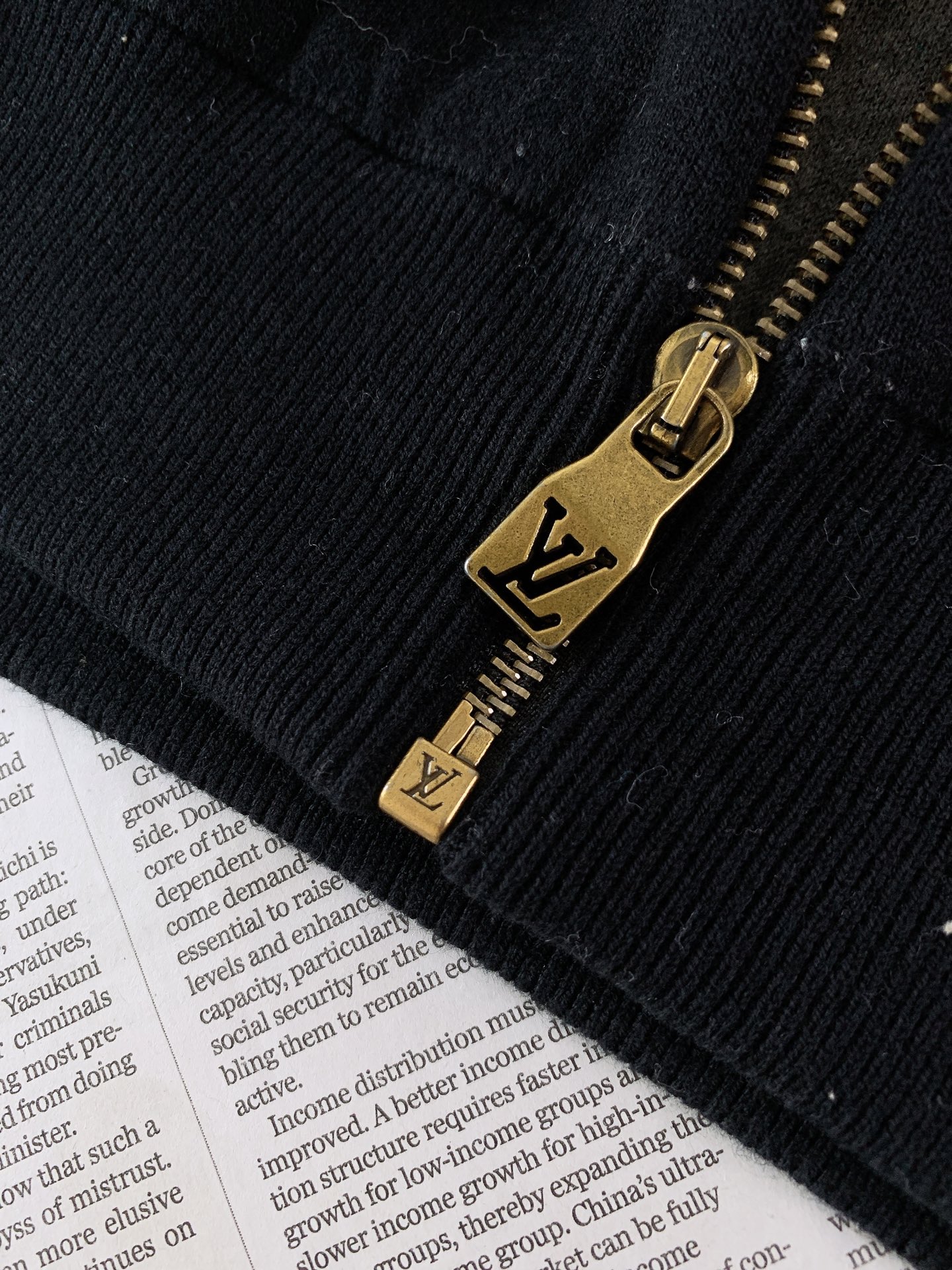 LouisVuitton 路易威登 拉链针织开衫🥼 甄选细腻羊毛针织面料,触感软糯顺滑,针织密度扎实,自带柔和肌理感,保 LouisVuitton 路易威登 拉链针织开衫🥼 甄选细腻羊毛针织面料,触感软糯顺滑,针织密度扎实,自带柔和肌理感,保