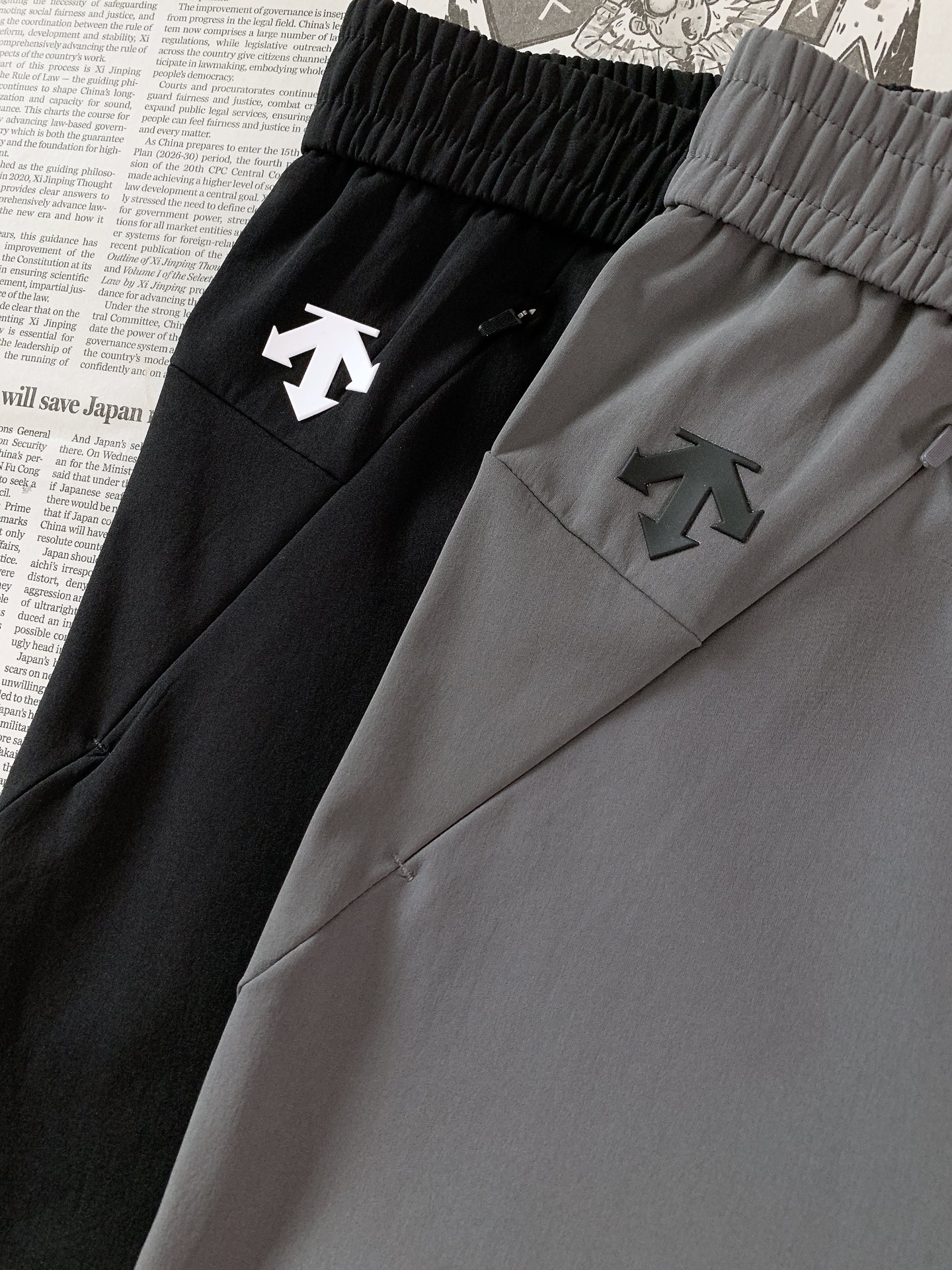 DESCENTE 迪桑特 2026FW早秋新品 机能休闲裤👖高弹速干机能面料,顺滑抗皱,透气不闷还带有防泼水面料特性。 DESCENTE 迪桑特 2026FW早秋新品 机能休闲裤👖高弹速干机能面料,顺滑抗皱,透气不闷还带有防泼水面料特性。