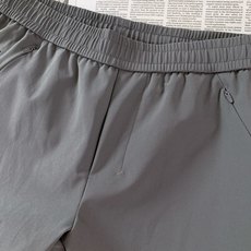 DESCENTE 迪桑特 2026FW早秋新品 机能休闲裤👖高弹速干机能面料,顺滑抗皱,透气不闷还带有防泼水面料特性。 DESCENTE 迪桑特 2026FW早秋新品 机能休闲裤👖高弹速干机能面料,顺滑抗皱,透气不闷还带有防泼水面料特性。
