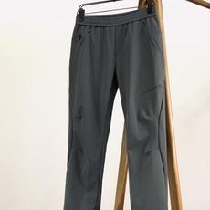 DESCENTE 迪桑特 2026FW早秋新品 机能休闲裤👖高弹速干机能面料,顺滑抗皱,透气不闷还带有防泼水面料特性。 DESCENTE 迪桑特 2026FW早秋新品 机能休闲裤👖高弹速干机能面料,顺滑抗皱,透气不闷还带有防泼水面料特性。