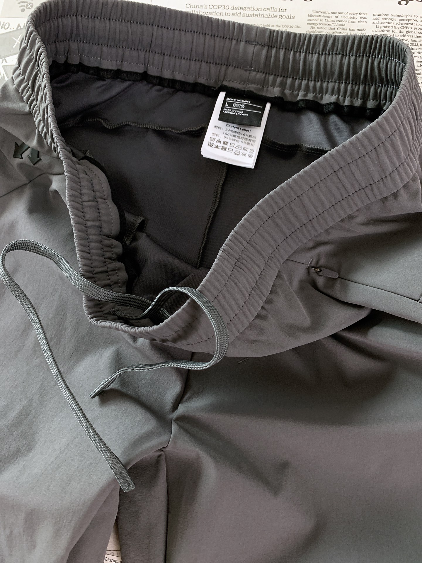 DESCENTE 迪桑特 2026FW早秋新品 机能休闲裤👖高弹速干机能面料,顺滑抗皱,透气不闷还带有防泼水面料特性。 DESCENTE 迪桑特 2026FW早秋新品 机能休闲裤👖高弹速干机能面料,顺滑抗皱,透气不闷还带有防泼水面料特性。