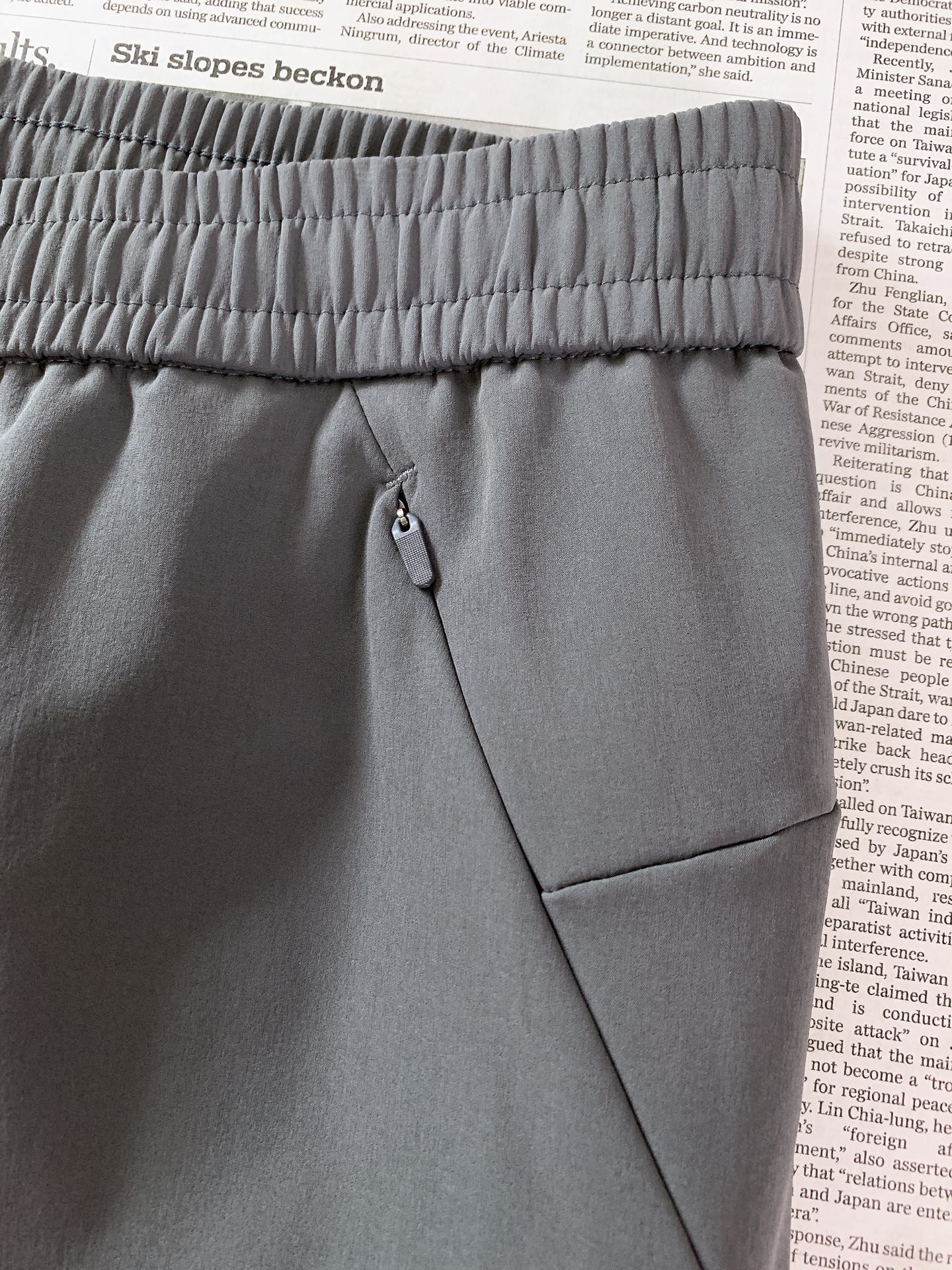 DESCENTE 迪桑特 2026FW早秋新品 机能休闲裤👖高弹速干机能面料,顺滑抗皱,透气不闷还带有防泼水面料特性。 DESCENTE 迪桑特 2026FW早秋新品 机能休闲裤👖高弹速干机能面料,顺滑抗皱,透气不闷还带有防泼水面料特性。