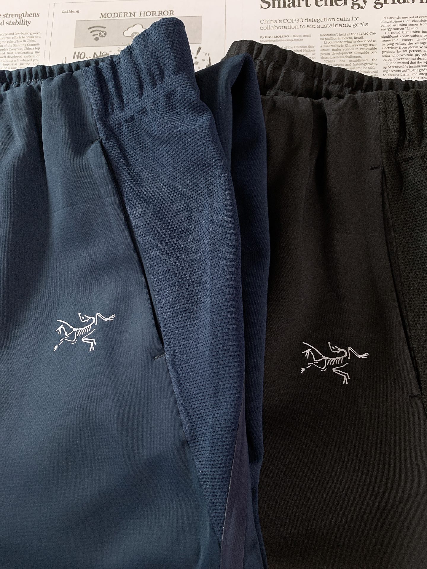 ARCTERYX 始祖鸟 2026FW早秋新品 机能休闲直筒裤👖硬核户外面料,轻薄速干还带防泼水效果。腰侧拼接透气网布, ARCTERYX 始祖鸟 2026FW早秋新品 机能休闲直筒裤👖硬核户外面料,轻薄速干还带防泼水效果。腰侧拼接透气网布,