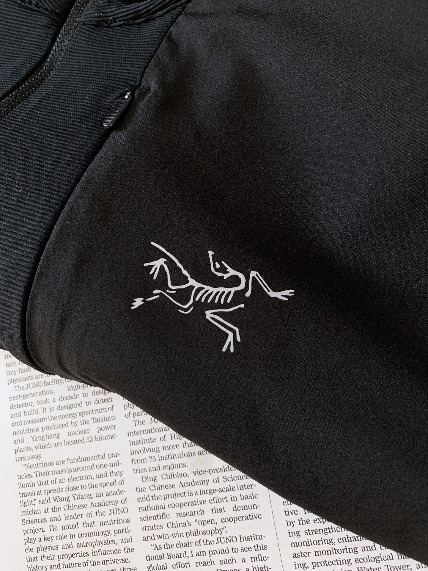 ARCTERYX 始祖鸟 2026FW早秋新品 半拉链立领机能长袖🥼拼接设计很有看点,肩部竖纹弹力面料搭配衣身速干机能料 ARCTERYX 始祖鸟 2026FW早秋新品 半拉链立领机能长袖🥼拼接设计很有看点,肩部竖纹弹力面料搭配衣身速干机能料