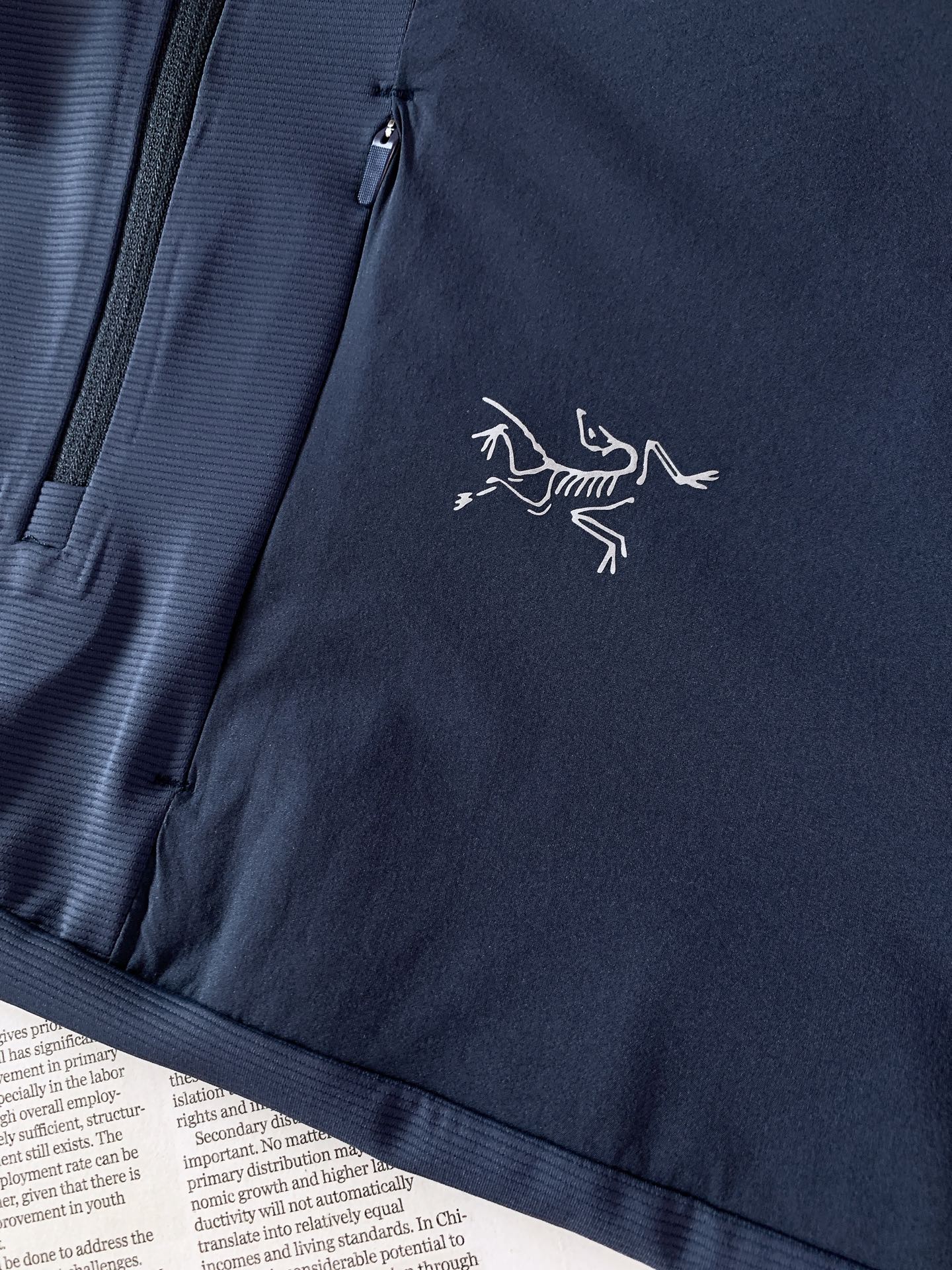 ARCTERYX 始祖鸟 2026FW早秋新品 半拉链立领机能长袖🥼拼接设计很有看点,肩部竖纹弹力面料搭配衣身速干机能料 ARCTERYX 始祖鸟 2026FW早秋新品 半拉链立领机能长袖🥼拼接设计很有看点,肩部竖纹弹力面料搭配衣身速干机能料