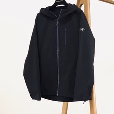 ARCTERYX 始祖鸟 2026FW早秋新品 连帽硬壳冲锋衣,专业级机能面料,防水透气耐磨。立体连帽带可调节抽绳,撞色 ARCTERYX 始祖鸟 2026FW早秋新品 连帽硬壳冲锋衣,专业级机能面料,防水透气耐磨。立体连帽带可调节抽绳,撞色